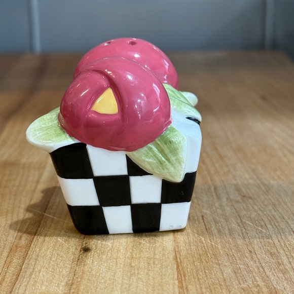 Mary Engelbreit Flowers & Chick ceramic salt and pepper shakers - Picture 3 of 11